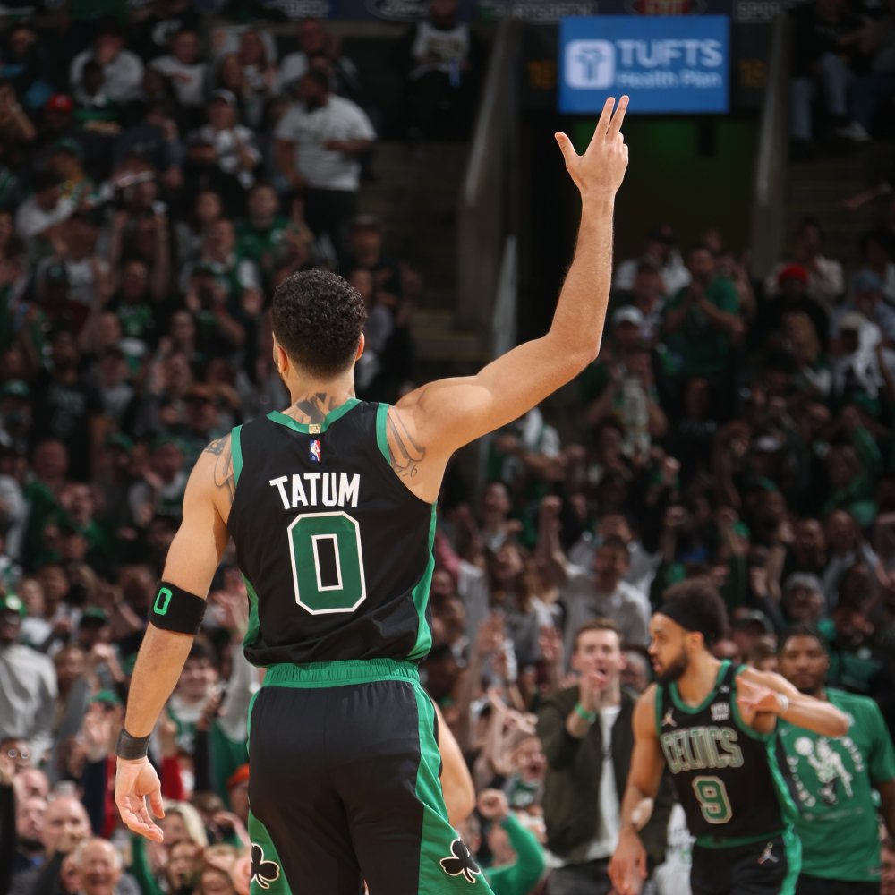 篮网球星三分绝杀，全场观众热烈欢呼，规定一定.